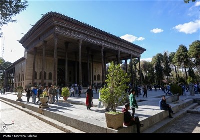 مسافران نوروزی در کاخ چهلستون اصفهان