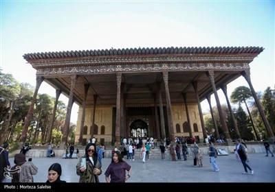 مسافران نوروزی در کاخ چهلستون اصفهان
