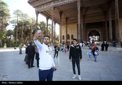 مسافران نوروزی در کاخ چهلستون اصفهان