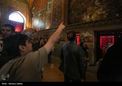 مسافران نوروزی در کاخ چهلستون اصفهان