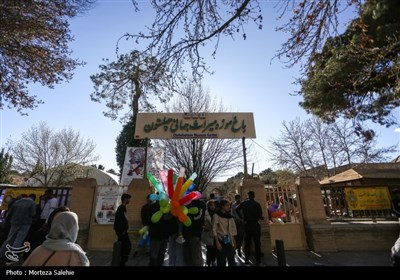 مسافران نوروزی در کاخ چهلستون اصفهان