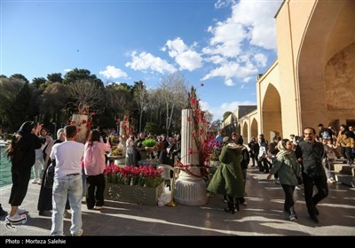 مسافران نوروزی در کاخ چهلستون اصفهان