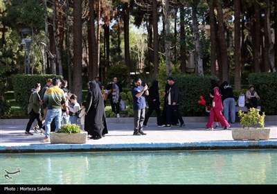 مسافران نوروزی در کاخ چهلستون اصفهان