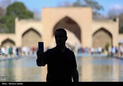 مسافران نوروزی در کاخ چهلستون اصفهان