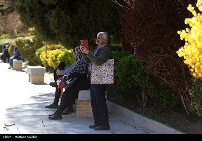 مسافران نوروزی در کاخ چهلستون اصفهان