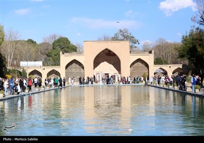 مسافران نوروزی در کاخ چهلستون اصفهان