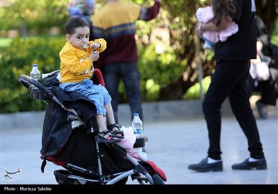 مسافران نوروزی در کاخ چهلستون اصفهان