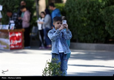 مسافران نوروزی در کاخ چهلستون اصفهان
