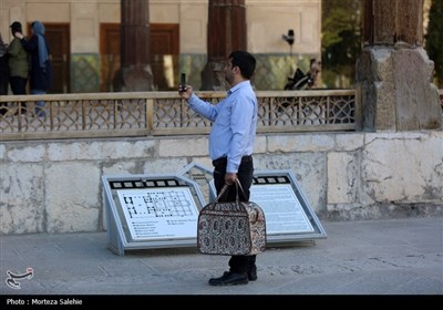 مسافران نوروزی در کاخ چهلستون اصفهان
