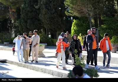 مسافران نوروزی در کاخ چهلستون اصفهان