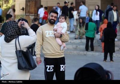 مسافران نوروزی در کاخ چهلستون اصفهان