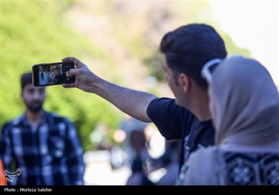 مسافران نوروزی در کاخ چهلستون اصفهان