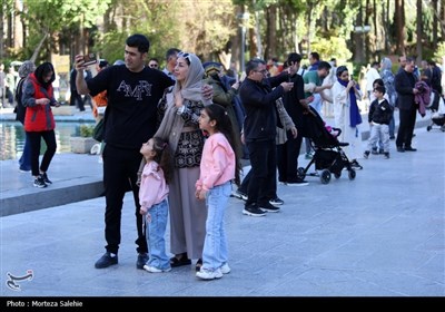 مسافران نوروزی در کاخ چهلستون اصفهان
