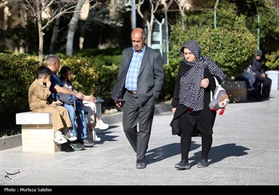 مسافران نوروزی در کاخ چهلستون اصفهان