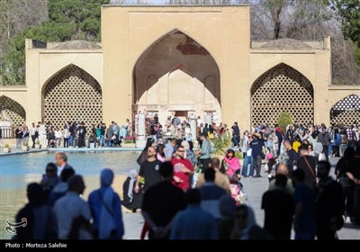 مسافران نوروزی در کاخ چهلستون اصفهان