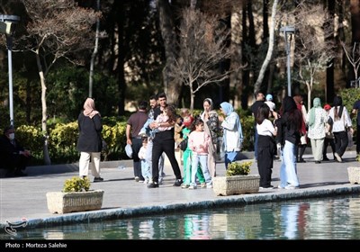 مسافران نوروزی در کاخ چهلستون اصفهان