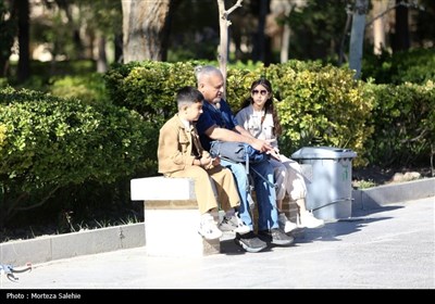 مسافران نوروزی در کاخ چهلستون اصفهان