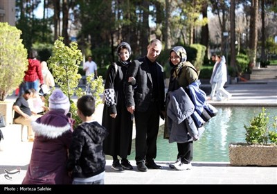 مسافران نوروزی در کاخ چهلستون اصفهان