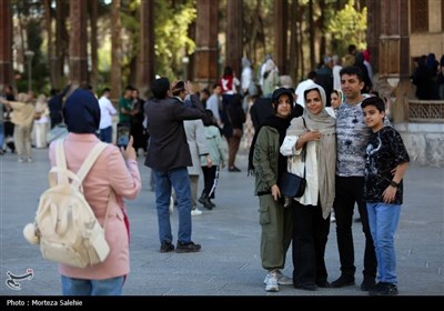مسافران نوروزی در کاخ چهلستون اصفهان