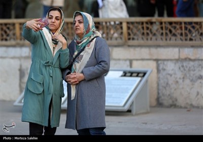 مسافران نوروزی در کاخ چهلستون اصفهان