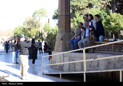 مسافران نوروزی در کاخ چهلستون اصفهان