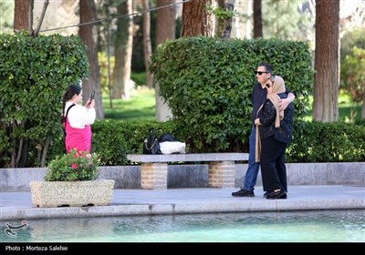 مسافران نوروزی در کاخ چهلستون اصفهان