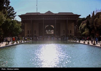 مسافران نوروزی در کاخ چهلستون اصفهان