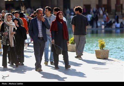 مسافران نوروزی در کاخ چهلستون اصفهان