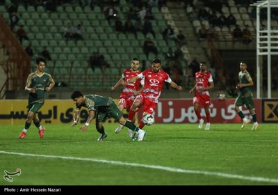 دیدار تیم‌های فوتبال شمس آذر و پرسپولیس
