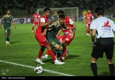 دیدار تیم‌های فوتبال شمس آذر و پرسپولیس