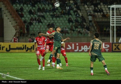 دیدار تیم‌های فوتبال شمس آذر و پرسپولیس