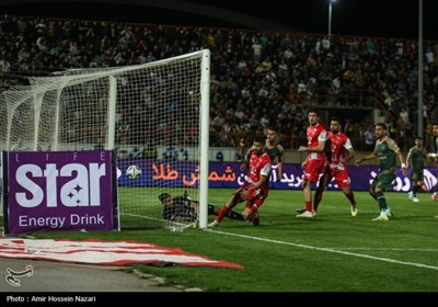 دیدار تیم‌های فوتبال شمس آذر و پرسپولیس