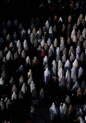 نماز عید سعید فطر در امامزاده پنج تن لویزان