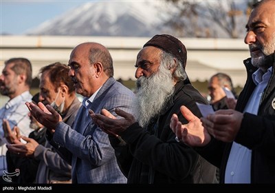 نماز عید سعید فطر در امامزاده پنج تن لویزان