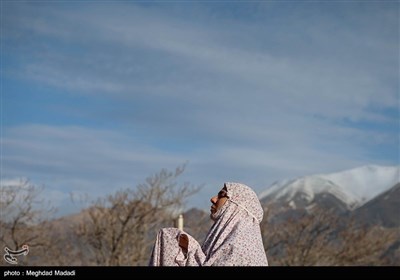نماز عید سعید فطر در امامزاده پنج تن لویزان