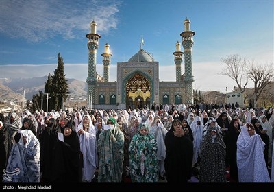 نماز عید سعید فطر در امامزاده پنج تن لویزان