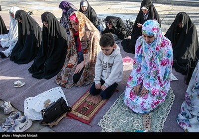 نماز عید سعید فطر در امامزاده پنج تن لویزان