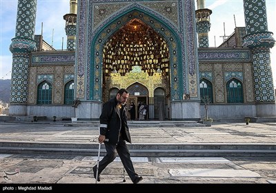 نماز عید سعید فطر در امامزاده پنج تن لویزان