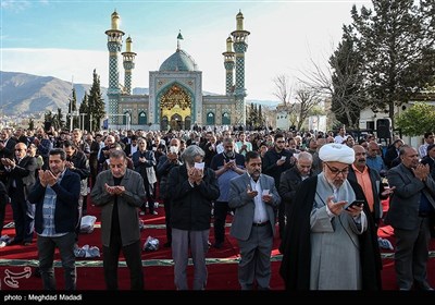 نماز عید سعید فطر در امامزاده پنج تن لویزان