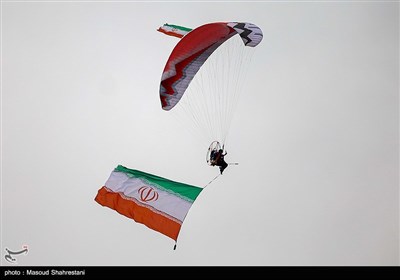 پرش چتربازان از برج میلاد تهران به مناسبت روز جمهوری اسلامی