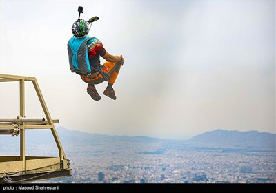 پرش چتربازان از برج میلاد تهران به مناسبت روز جمهوری اسلامی
