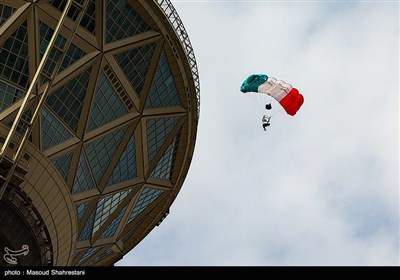 پرش چتربازان از برج میلاد تهران به مناسبت روز جمهوری اسلامی