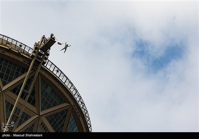پرش چتربازان از برج میلاد تهران به مناسبت روز جمهوری اسلامی