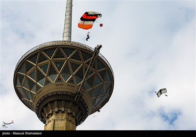 پرش چتربازان از برج میلاد تهران به مناسبت روز جمهوری اسلامی