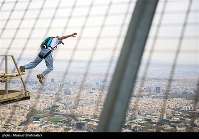 پرش چتربازان از برج میلاد تهران به مناسبت روز جمهوری اسلامی