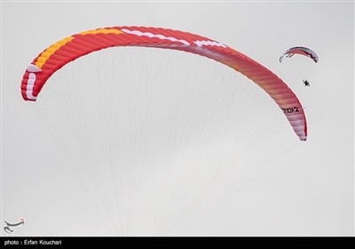 پرش چتربازان از برج میلاد به مناسبت 12 فروردین