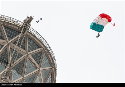 پرش چتربازان از برج میلاد به مناسبت 12 فروردین