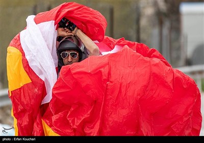 پرش چتربازان از برج میلاد به مناسبت 12 فروردین