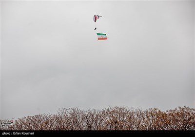 پرش چتربازان از برج میلاد به مناسبت 12 فروردین