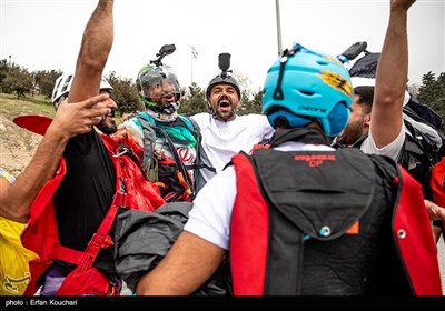 پرش چتربازان از برج میلاد به مناسبت 12 فروردین